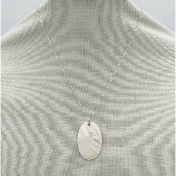 Natural Shell Mother of Pearl Pendant Necklace - Picture 2 of 9